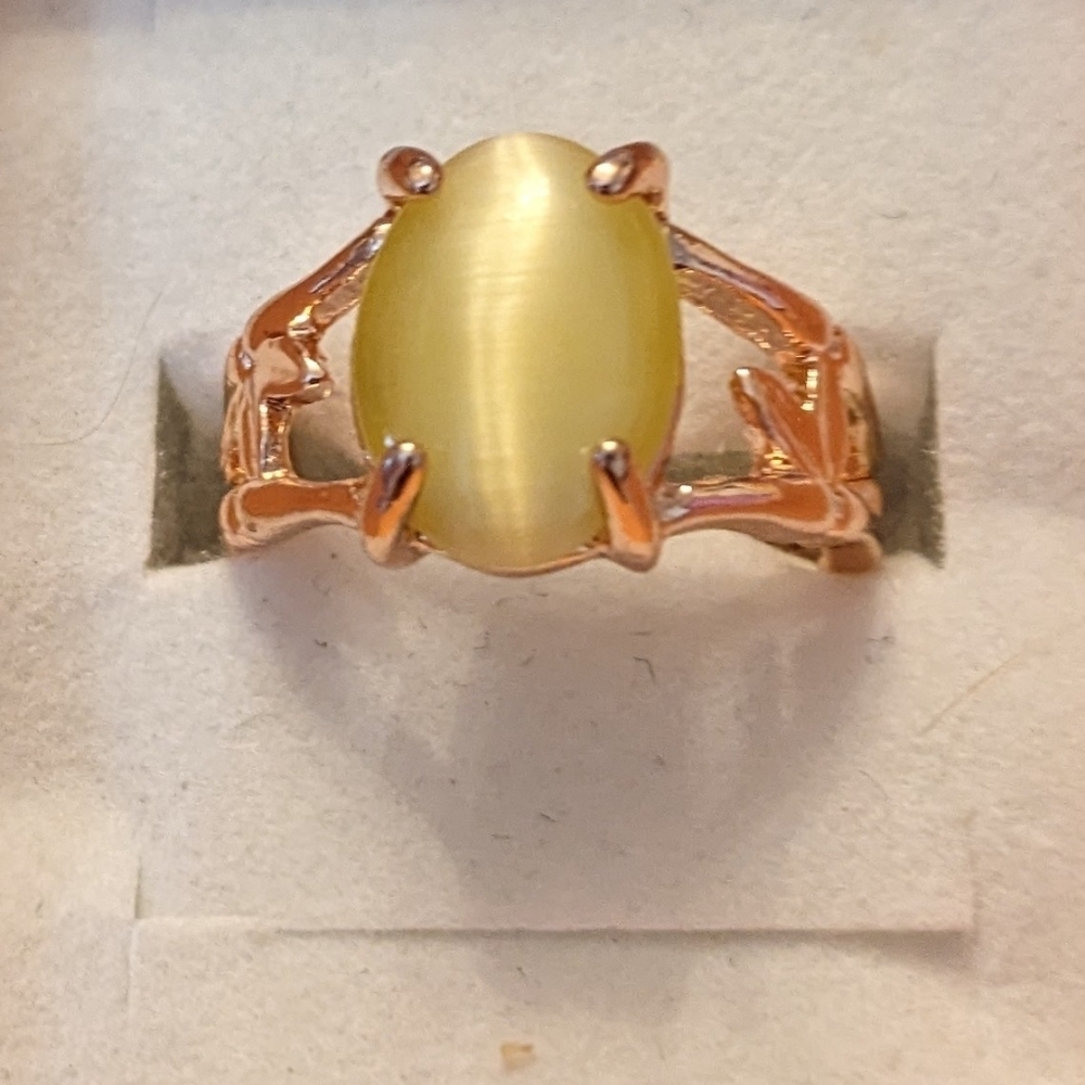 New yellow colored cat's eye style gold tone ring, T1B8B